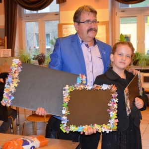 Zdjęcie przedstawia uczestników warsztatów rodzinnych z wykonanymi tablicami magnetycznymi