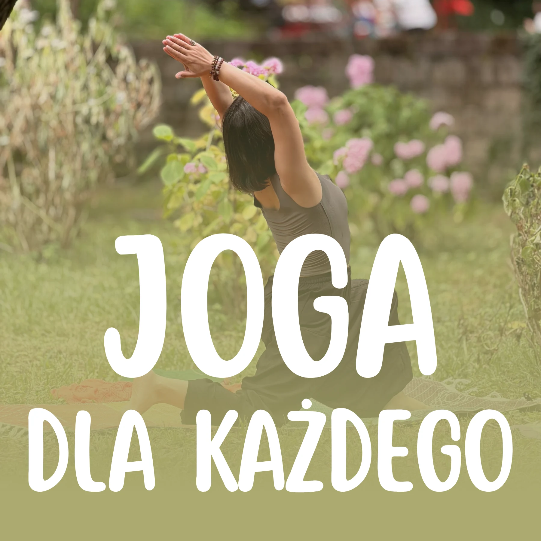 Kobieta w ciemnym stroju sportowym wykonuje pozycję jogi na macie w plenerze, na zielonej trawie w otoczeniu kwitnących hortensji. Zdjęcie ma miękkie, lekko rozmyte tło, z nałożonym dużym, białym napisem: „JOGA DLA KAŻDEGO”.