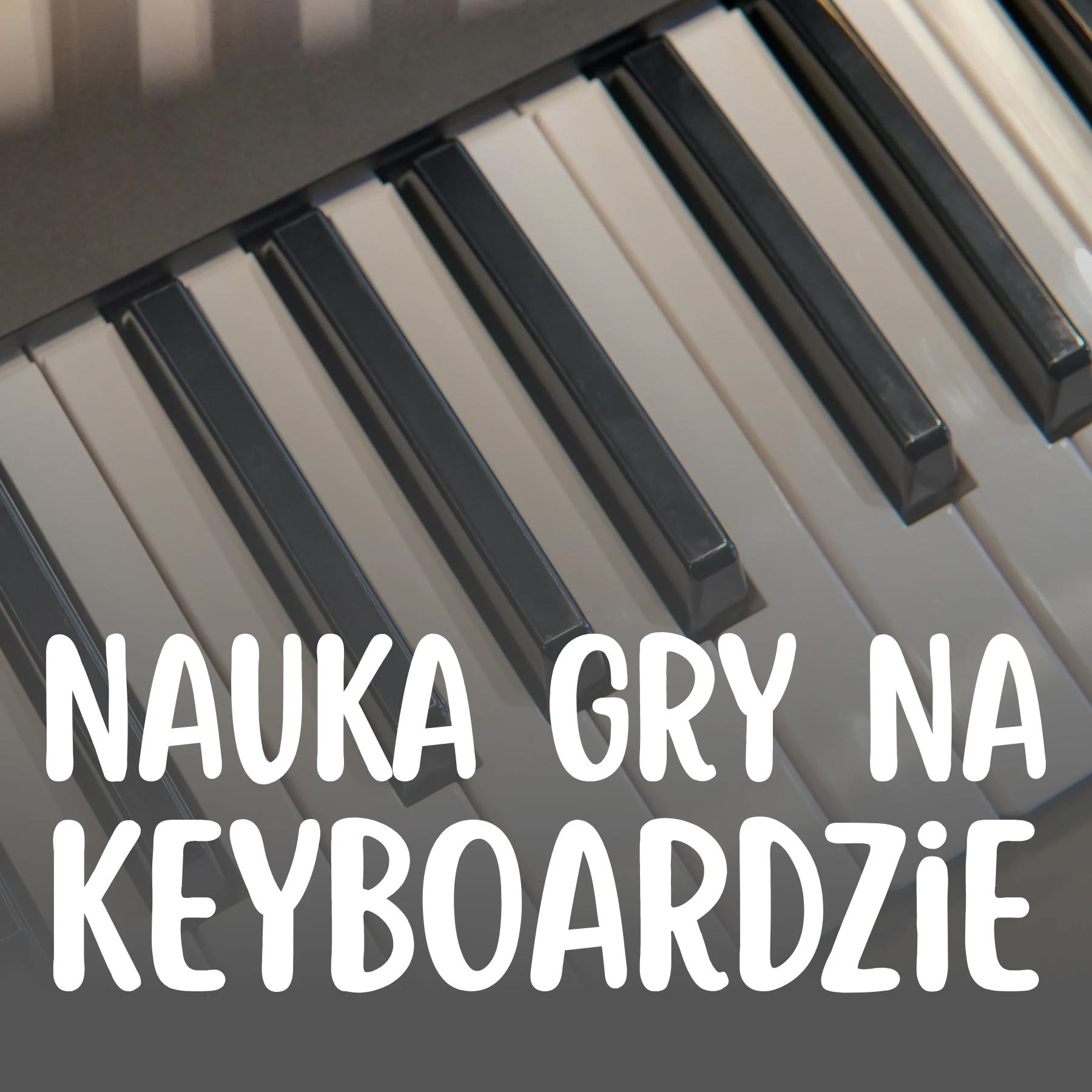 Kadr z bliska na białe i czarne klawisze nowoczesnego keyboardu, z wyraźnym białym napisem na środku: „NAUKA GRY NA KEYBOARDZIE”.