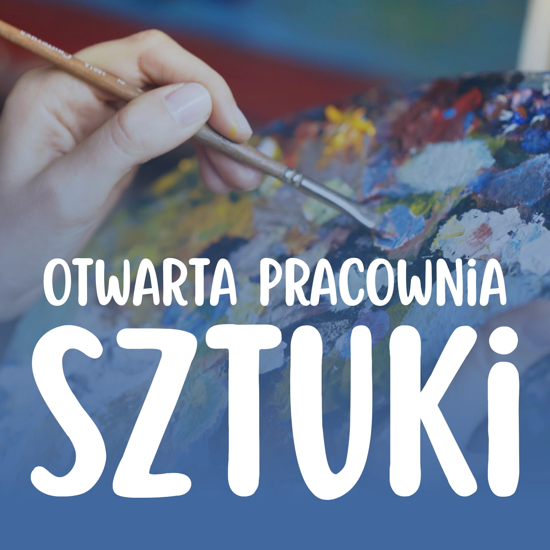Dłoń trzymająca pędzel malarski nad paletą z wielobarwnymi farbami olejnymi, przesłonięta dużym białym napisem „OTWARTA PRACOWNIA SZTUKI”.