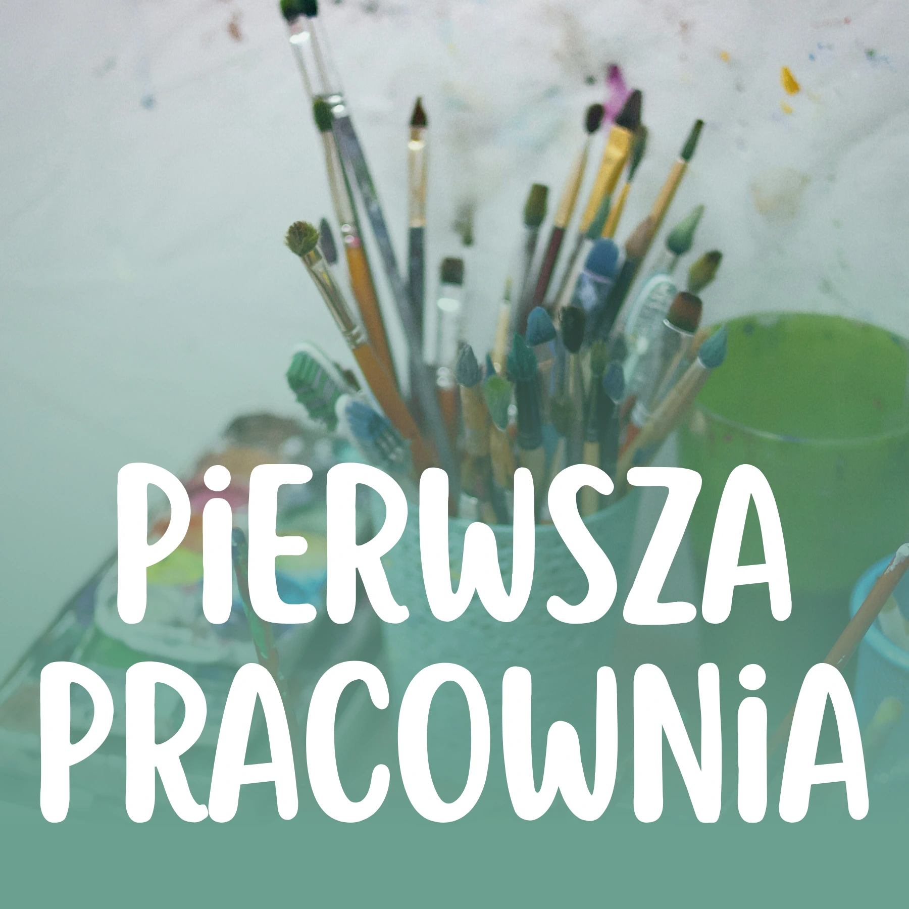 Pojemnik pełen różnorodnych pędzli malarskich na rozmytym tle pracowni, z dużym białym napisem „PIERWSZA PRACOWNIA”.
