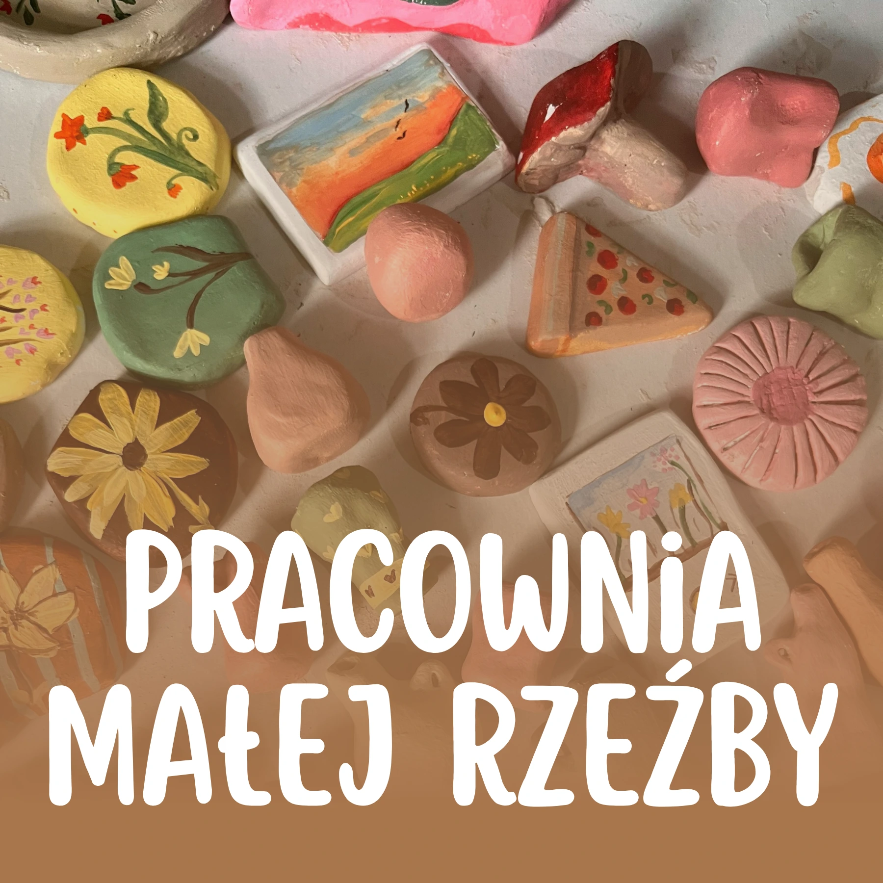 Drobne, kolorowe figurki rzeźbione z gliny (m.in. grzybek, kawałek pizzy, miniaturowy obrazek, kwiaty) z dużym białym napisem „PRACOWNIA MAŁEJ RZEŹBY”.