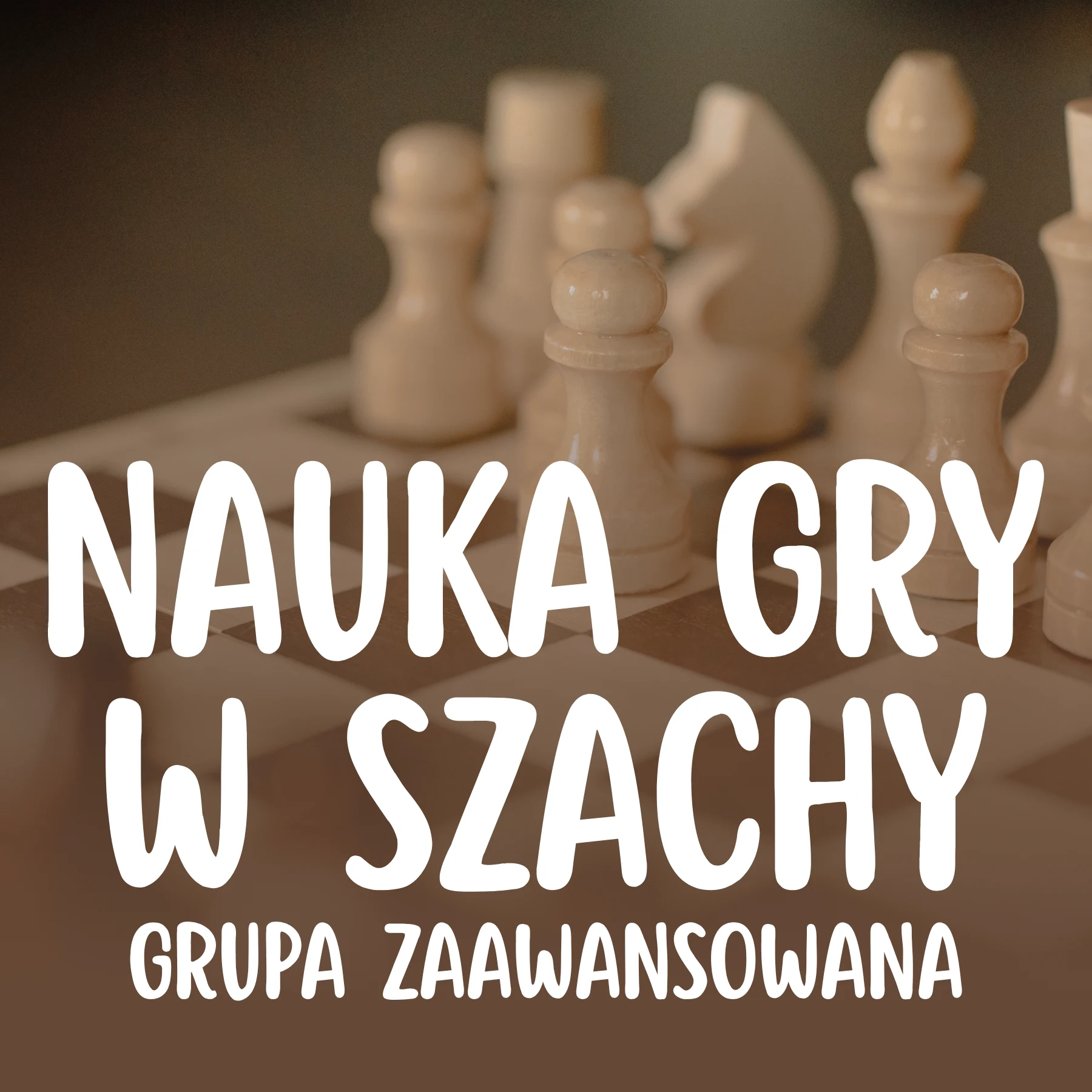 Zbliżenie na drewniane figury szachowe rozstawione na szachownicy w trakcie gry, z widocznym w głębi białym skoczkiem. Na pierwszym planie znajduje się duży, biały napis „NAUKA GRY W SZACHY GRUPA ZAAWANSOWANA”.