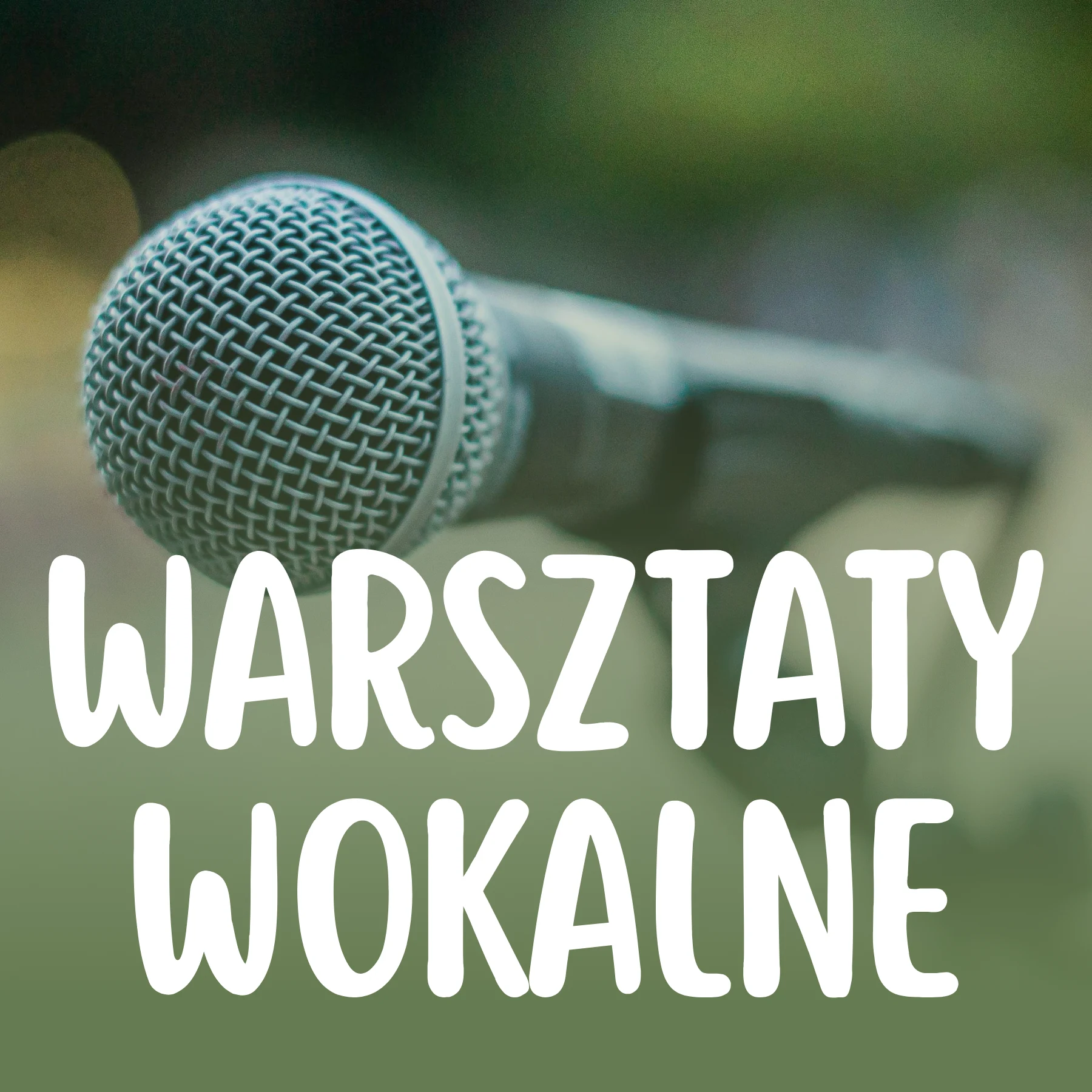 Zbliżenie na siatkę mikrofonu dynamicznego na rozmytym tle, z nałożonym dużym, białym napisem „WARSZTATY WOKALNE”.