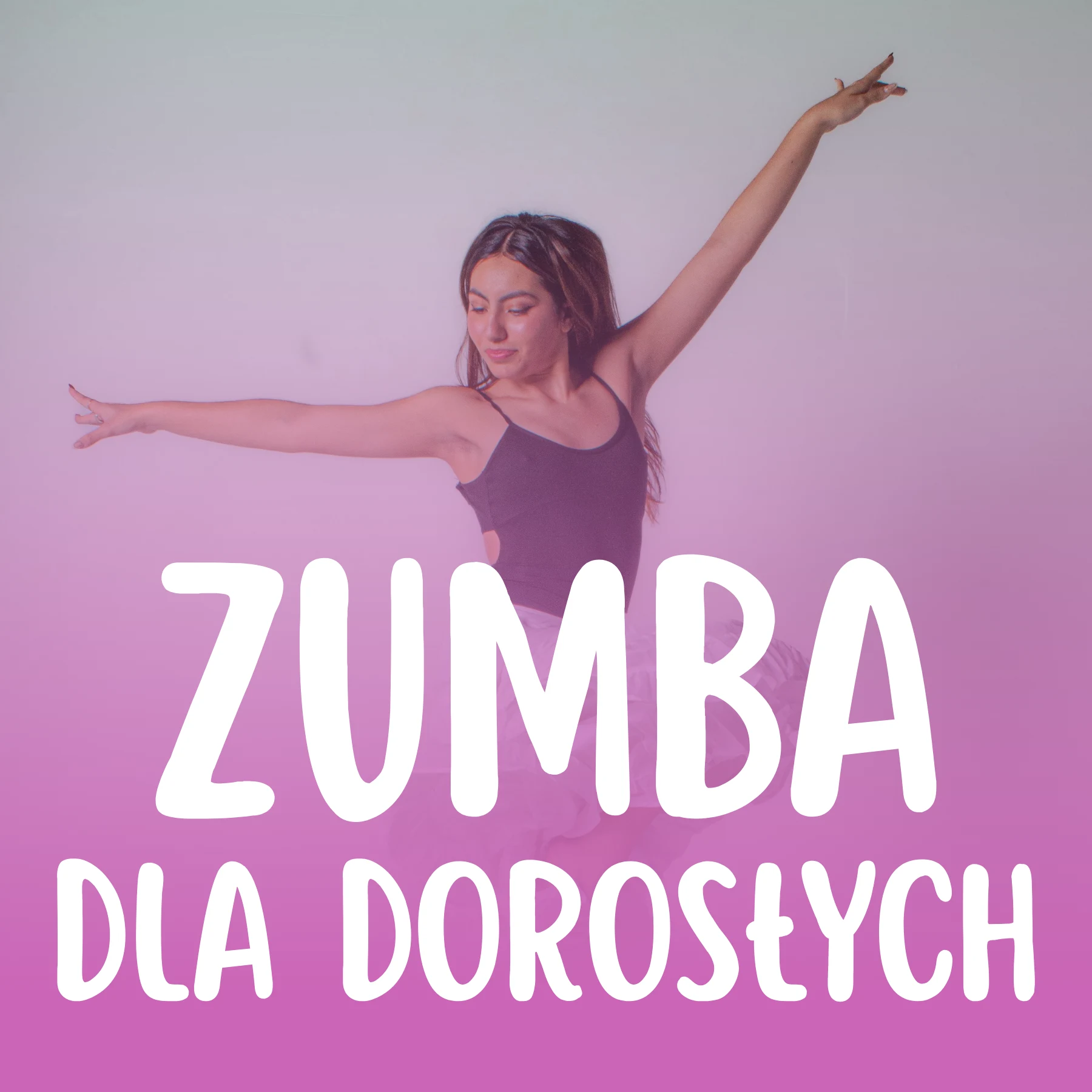 Dynamiczne ujęcie młodej kobiety w ciemnym kostiumie tanecznym z rozpostartymi ramionami, wykonującej taniec zumba na cieniowanym tle w odcieniach różu i fioletu. Pierwszy plan przesłania duży, biały napis: „ZUMBA DLA DOROSŁYCH”.